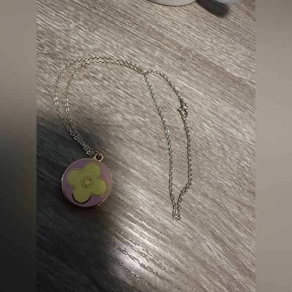 💗SPRING COLOURS!💗DISCOUNTED✨LV Spring Pendent w Gold-tone  Necklace✨ - Picture 5 of 12